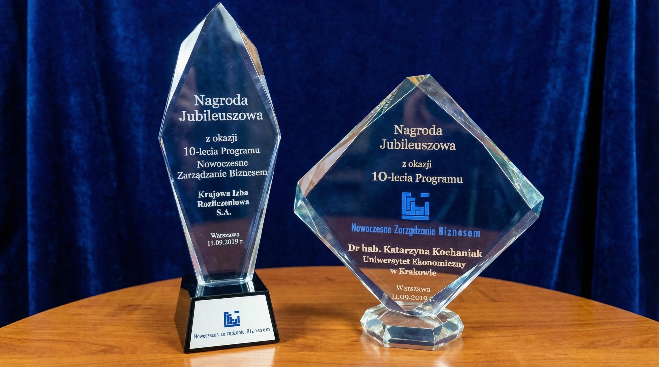 Nagroda jubileuszowa w biznesie - jak uhonorować sukces i pracowników? Poradnik i gotowe życzenia